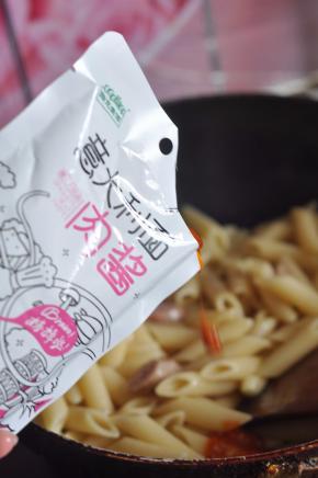 加入一袋意大利肉酱。