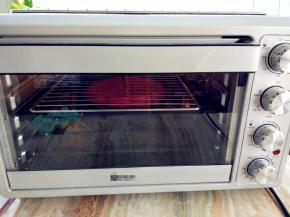 入烤箱中层，上下火180度烤15-20分钟左右。具体时间和温度，要根据模具的大小，厚度，面糊的多少酌情增减