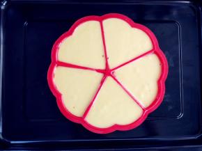 将拌好的面糊倒入抹了油的模具中，七八分满即可。如果有华夫饼机，直接倒入即可