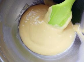 倒入融化的黄油拌匀后，筛入低筋粉、玉米淀粉和无铝泡打粉拌匀