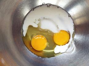 制作华夫饼：鸡蛋糖和牛奶，打散搅匀