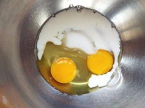 制作华夫饼：鸡蛋糖和牛奶，打散搅匀