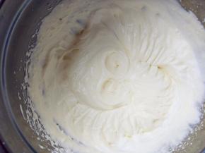 将冷藏超过12小时的淡奶油加糖，用手动或电动打蛋器，低速打发到缓缓流动的状态即可，如果打发过度会水油分离，影响口感