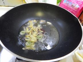 锅里加入水加入葱姜炒香