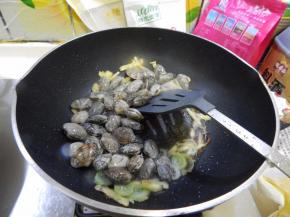炒出香味加入花蛤