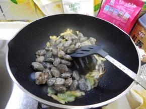 炒出香味加入花蛤