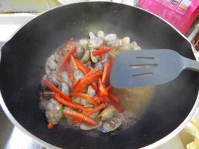 炒至花蛤炸开加入红椒