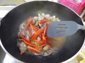炒至花蛤炸开加入红椒