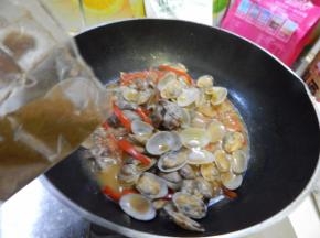 炒至熟加入五香粉