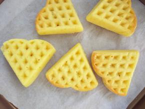 取出，晾凉，脱模，将鼓起的部分削平。如果是华夫机做的，直接取出晾凉即可