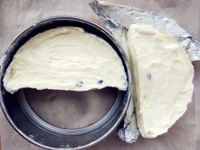 将做好的冰淇淋从冰箱中取出，撕去铝箔纸