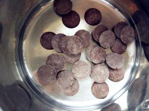 水小火融化黑巧克力成液态（或用微波炉加热30秒左右）