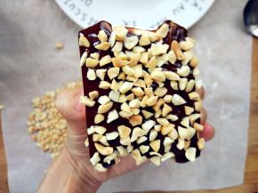 将一端在巧克力中迅速蘸一下，再滚一下烤花生碎。用开心果或者其他坚果也可以