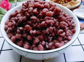 配一份咸菜，一只蛋，营养丰富的早餐。