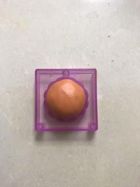 在下模柜里放上包上馅料的桔黄桃山皮