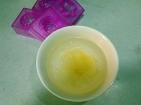吉利丁片放冷水浸泡软化后，挤干水份，备用；