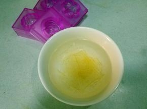 吉利丁片放冷水浸泡软化后，挤干水份，备用；