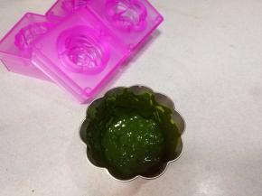 先制作抹茶布丁液：抹茶粉+15克清水搅拌均匀，放旁边备用；