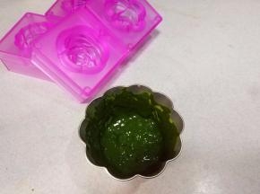 先制作抹茶布丁液：抹茶粉+15克清水搅拌均匀，放旁边备用；