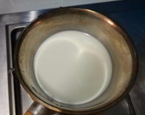 牛奶150克+20克糖放锅中，小火边煮边搅拌，见到糖融化就关火，不用煮沸；