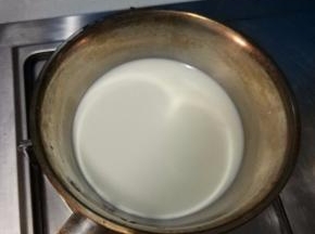 牛奶150克+20克糖放锅中，小火边煮边搅拌，见到糖融化就关火，不用煮沸；