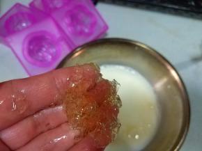 牛奶放至温热，加入泡软的吉利布丁片；