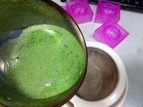 搅拌好的抹茶布丁液过滤两次；