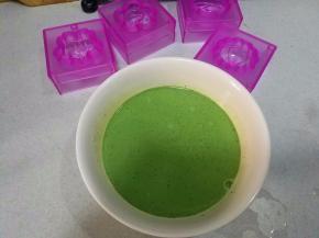 过滤完的抹茶布丁液，均匀无颗粒。