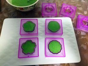 把四个模具摆在盘中，将抹茶布丁液填满；