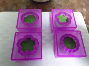 然后盖上模具顶部盖子，再放入适量抹茶布丁液。倒入的抹茶布丁液要高于拼接处，这是防止脱模时，由于两种不同布丁液的拼接处断裂；