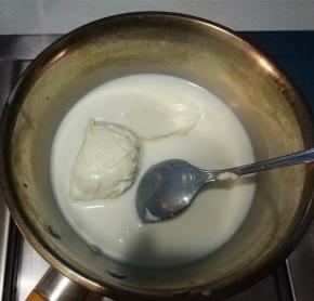 接下来做奶酪布丁液：牛奶150克+90克奶油奶酪+10克糖+10克炼乳，全部放入锅中，小火边煮边搅拌，直至奶酪和糖完全融解发；