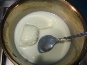接下来做奶酪布丁液：牛奶150克+90克奶油奶酪+10克糖+10克炼乳，全部放入锅中，小火边煮边搅拌，直至奶酪和糖完全融解发；