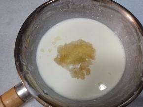 牛奶放至温热，加入泡软的吉利布丁，搅拌均匀；