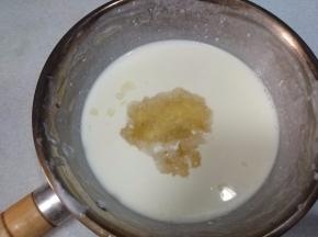 牛奶放至温热，加入泡软的吉利布丁，搅拌均匀；