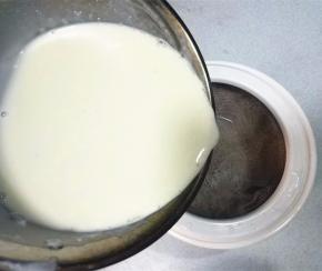 奶酪布丁液过滤两次；