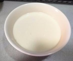 过滤完的奶酪布丁液细腻光滑无颗粒；