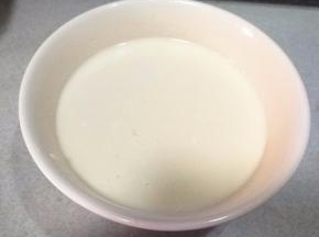 过滤完的奶酪布丁液细腻光滑无颗粒；
