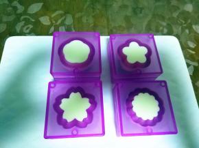 取出冷藏好，已经凝固的抹茶布丁，倒入奶酪布丁液。把模具填满，做出来才好看。
 放冰箱冷藏四个小时以上，我冷藏了一夜。