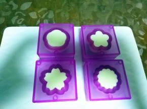 取出冷藏好，已经凝固的抹茶布丁，倒入奶酪布丁液。把模具填满，做出来才好看。
 放冰箱冷藏四个小时以上，我冷藏了一夜。