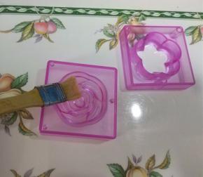 接下来把模具内内壁均匀的刷层薄薄的玉米油； 这样是为了让脱模更顺利，倒出来的花纹更加清晰好看。不刷油也可以顺利脱模。