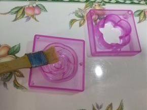 接下来把模具内内壁均匀的刷层薄薄的玉米油； 这样是为了让脱模更顺利，倒出来的花纹更加清晰好看。不刷油也可以顺利脱模。