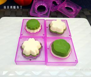 取出冷藏好凝固的布丁，用热毛巾捂住底部一分钟，或者用吹风机吹模具底部也可以的。先将顶部盖子取下，将布丁倒扣在盘中。再慢慢将另一半模具取下。如果发现取不出，可以再用吹风机吹会儿，不要硬抠，布丁很嫩的，一不小心就弄破啦。