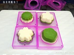 取出冷藏好凝固的布丁，用热毛巾捂住底部一分钟，或者用吹风机吹模具底部也可以的。先将顶部盖子取下，将布丁倒扣在盘中。再慢慢将另一半模具取下。如果发现取不出，可以再用吹风机吹会儿，不要硬抠，布丁很嫩的，一不小心就弄破啦。