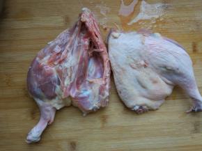 将鸭腿冲洗干净