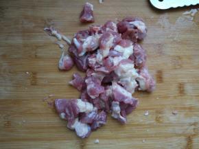 将鸭腿肉切成小块