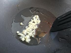热锅热油，爆香大蒜