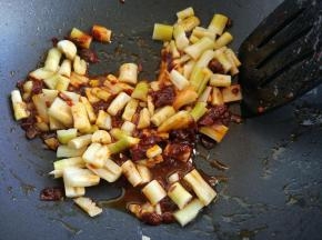 倒入笋丁、郫县豆瓣酱炒匀