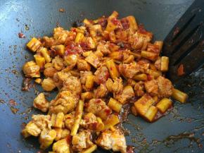 倒入鸭肉、少许啤酒、胡椒粉和麻油