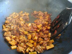 翻炒均匀，出锅前尝一下，根据郫县豆瓣酱的咸淡，酌情加少许盐炒匀出锅即可