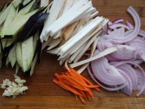 将茄子和杏鲍菇洗净，斜着切厚片，再切成粗条。洋葱和胡萝卜切条备用